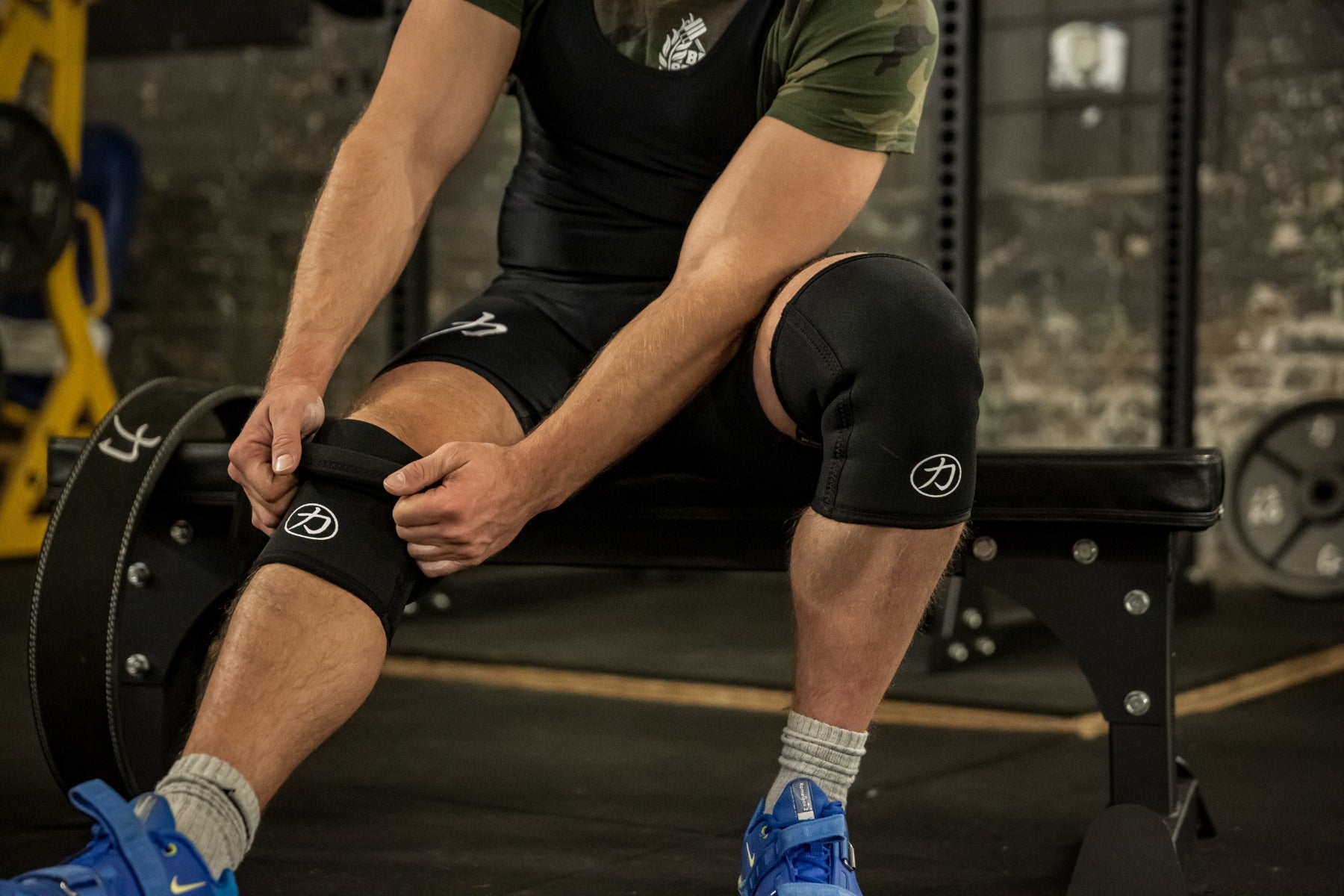 strength-shop-7mm-inferno-neoprene-knee-sleeves-dark-camo-ipf-paire image 5