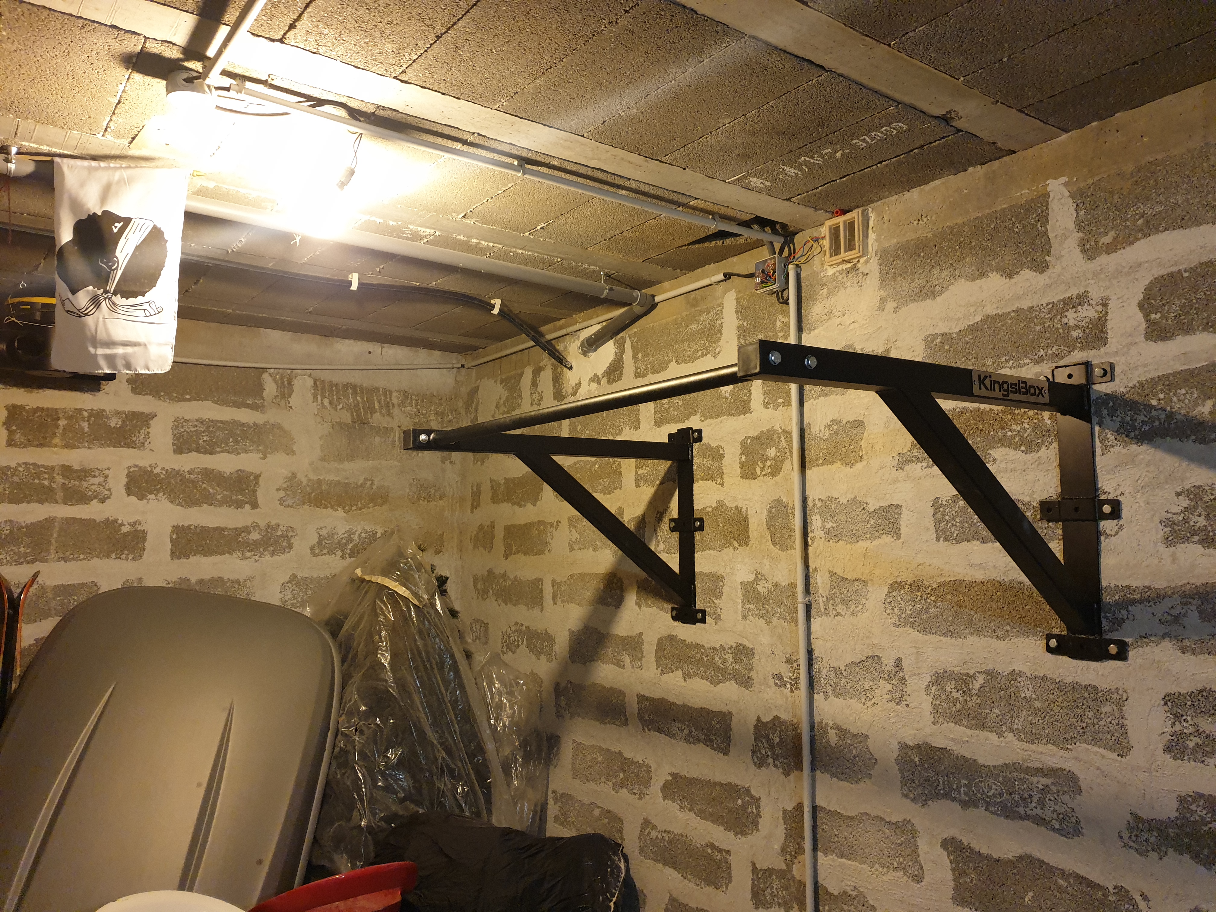 Fixée au mur du garage, un roc