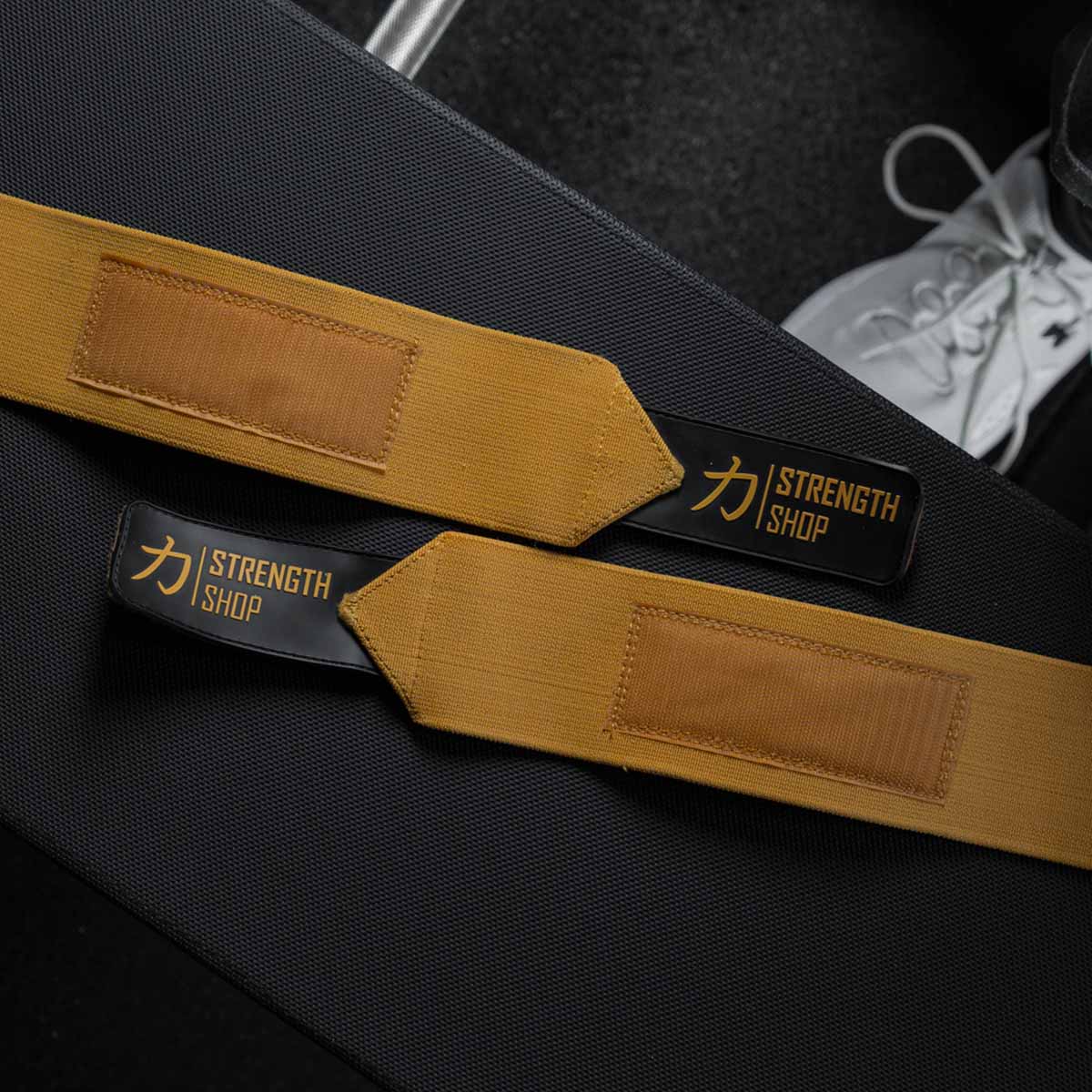 strength-shop-gold-wrist-wraps-medium-bandes-de-poignet-ipf-30-60-90cm image 4