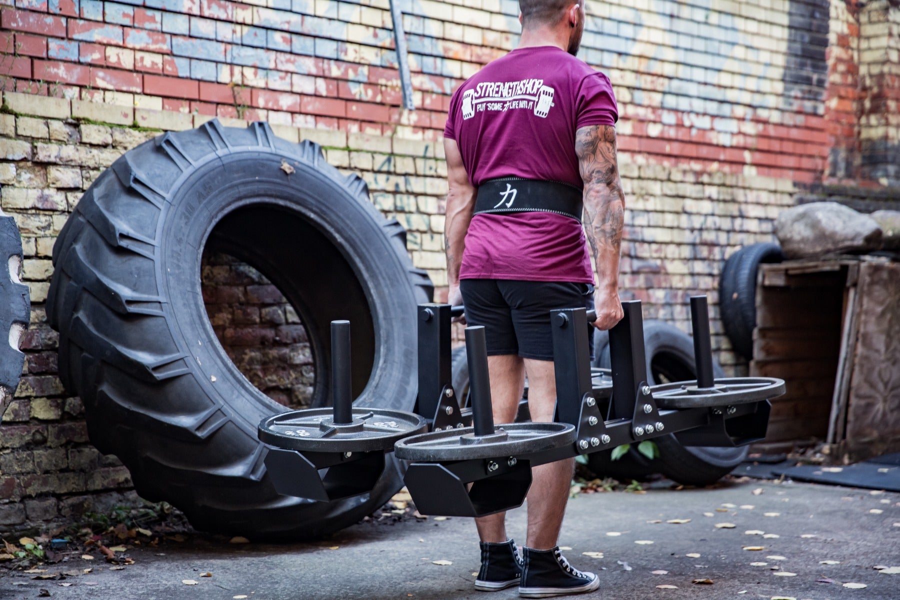 strength-shop-riot-poign-es-farmer-walk-comp-tition image 8