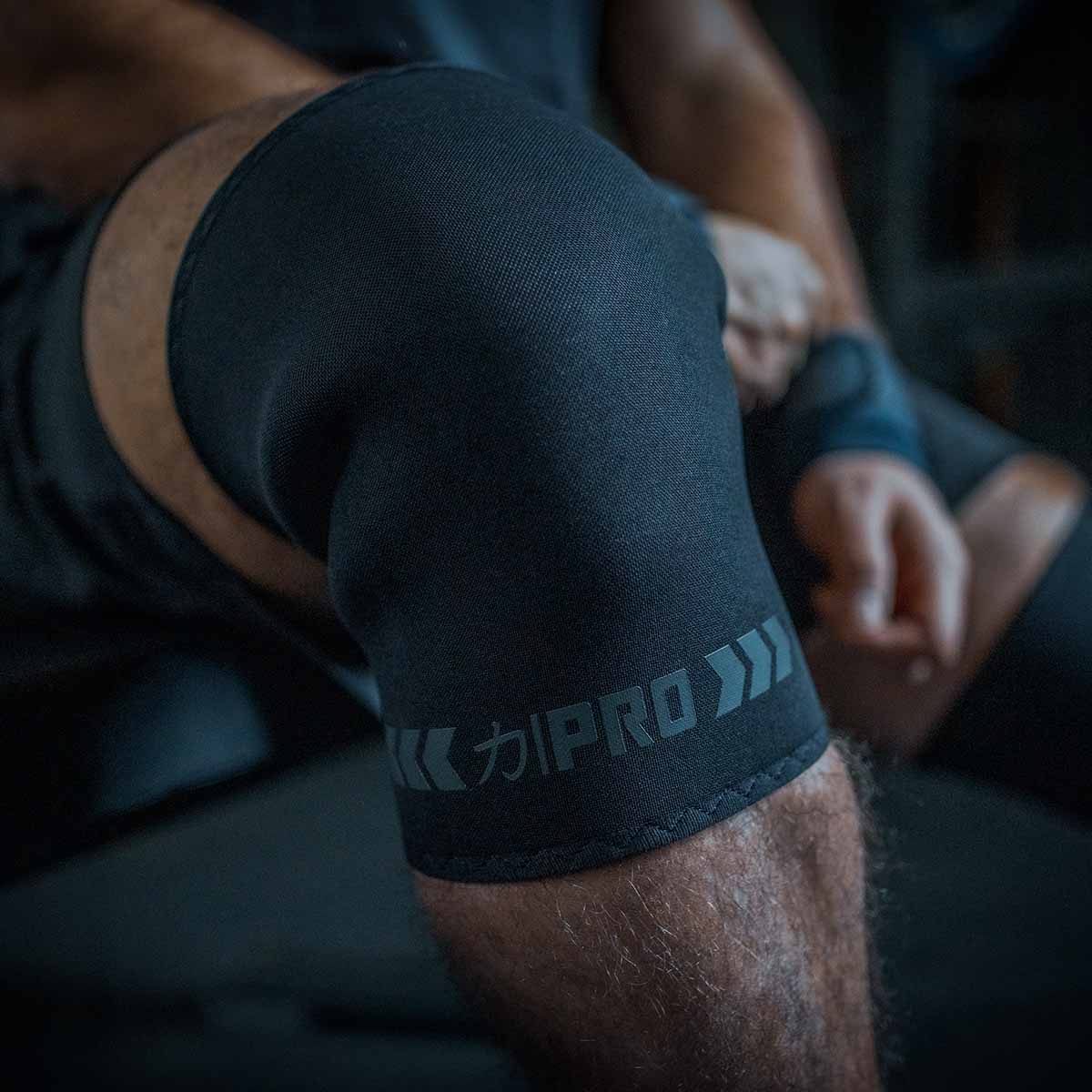 strength-shop-7mm-inferno-pro-knee-sleeves-stealth-genouill-res-extra-rigides-ip image 2