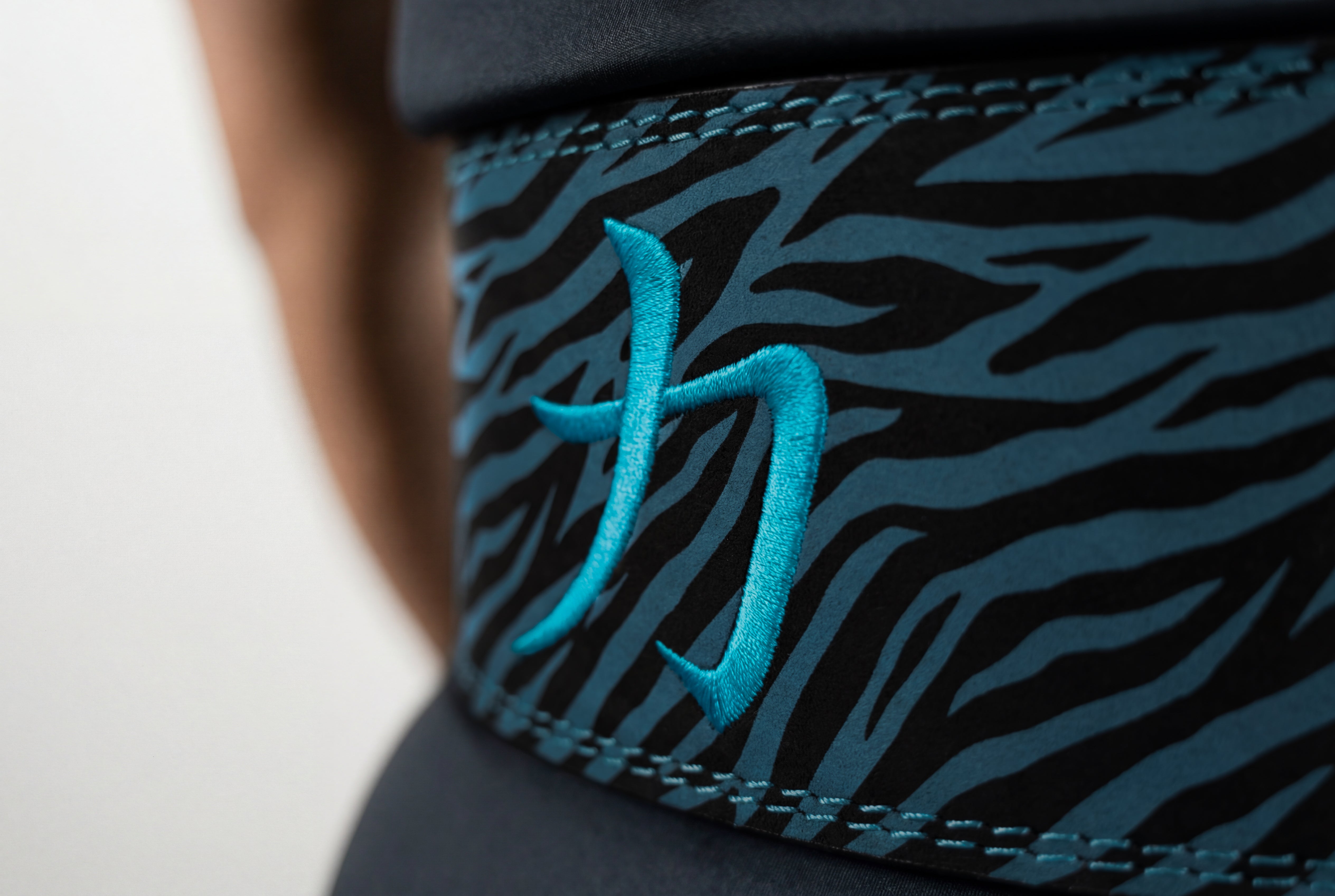 strength-shop-blue-tiger-print-lever-belt-10mm-ceinture-de-force-ipf-approved image 8