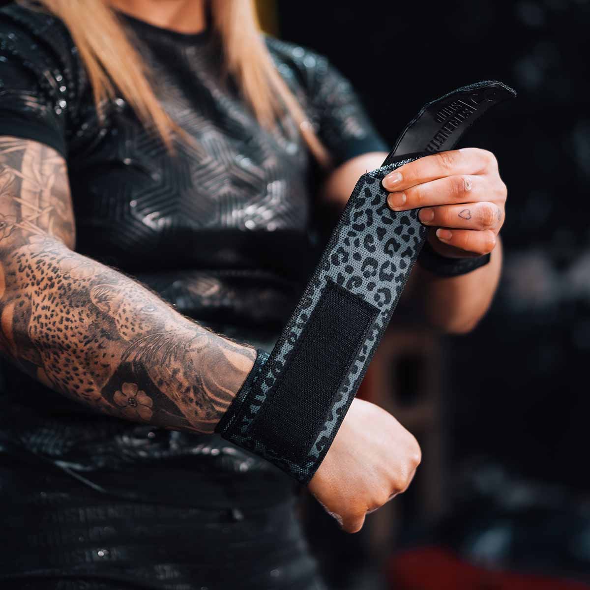 strength-shop-heavy-wrist-wraps-dark-leo-ipf-approved-60cm-90cm-paire image 8