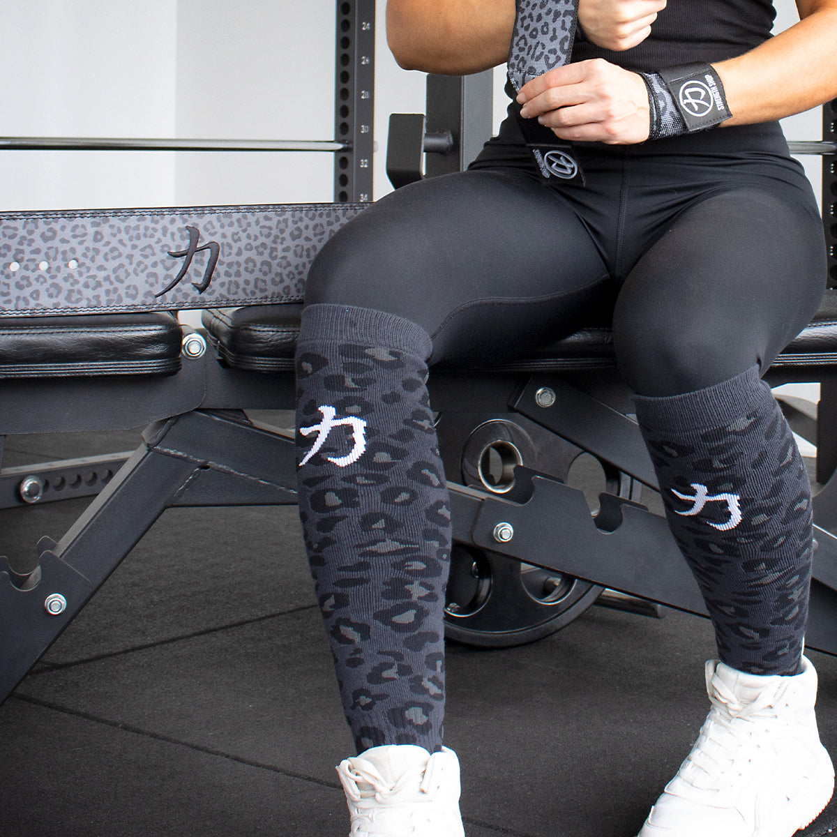 strength-shop-chaussettes-deadlift-dark-leo-mi-hautes-protection-tibias image 3